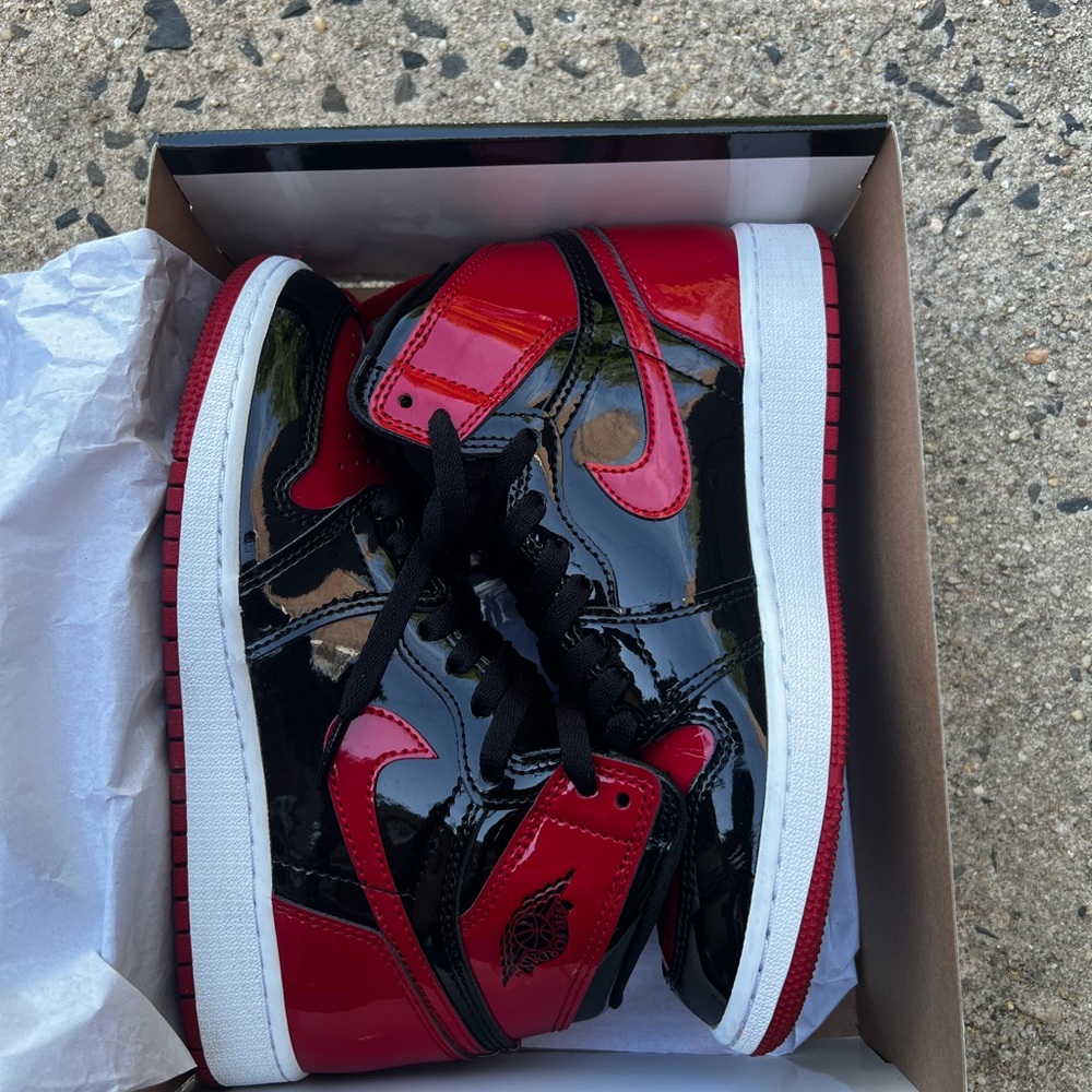 Air Jordan 1 retro high OG GS 
Size 5y - 6.5 women’s